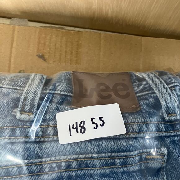 Lee Jeans Mens Size34 Regular Fit Light Wash Distressed StraightLeg DenimVintage - Picture 9 of 9